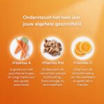 Infographic Vital Green Multivitamine gummies op oranje achtergrond met uitleg over Vitamine A, B12 en C voor weerstand en energie